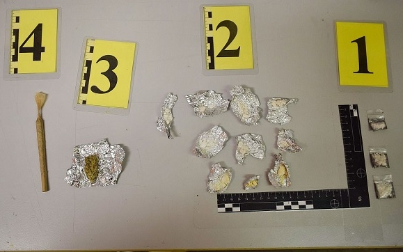 Kábítószergyanús anyagokat találtak az autóban a rendőrök