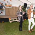 Őszi mulatság Szanyban a kastély udvarán.