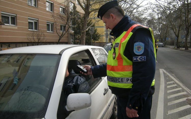 Mindenkivel megfújatták a szondát