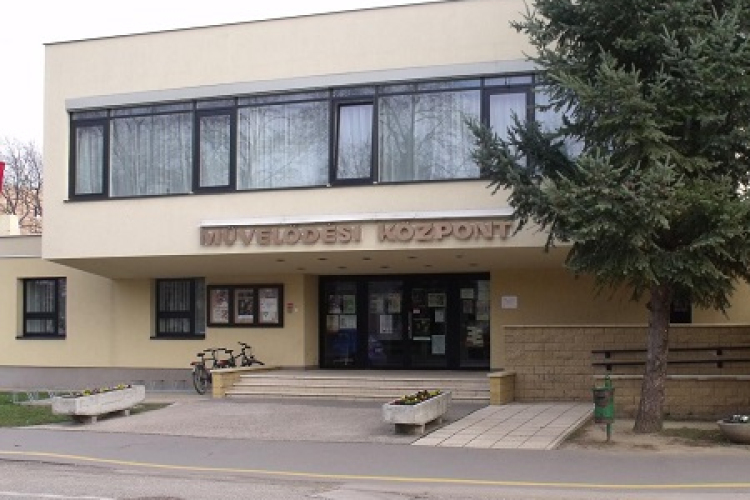 Családi akadályverseny a csornai művelődési központban