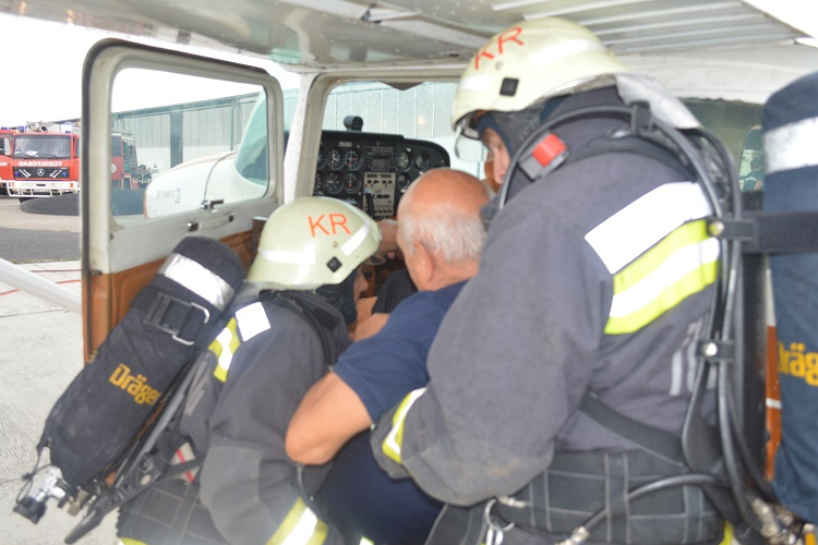 Veszélyben lévő kisrepülőt mentettek a tűzoltók Fertőszentmiklóson