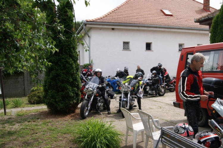 A dunabogdányi motorosok adományai a bágyogszováti idősek gondozóházának