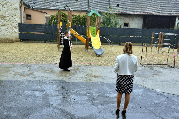 Játszótér átadása és megszentelése a szanyi Szent Anna Katolikus Általános Iskola és Óvoda kisiskolájában