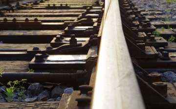 Újabb vasúti átjárókat zárnak le vágányszabályozás miatt