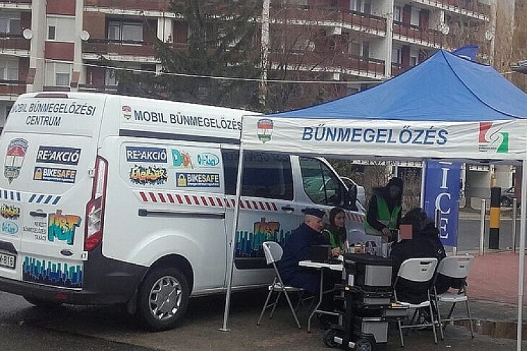 Egy szupermarket parkolójában és a Böllérmáj fesztiválon is megjelent a rendőrség