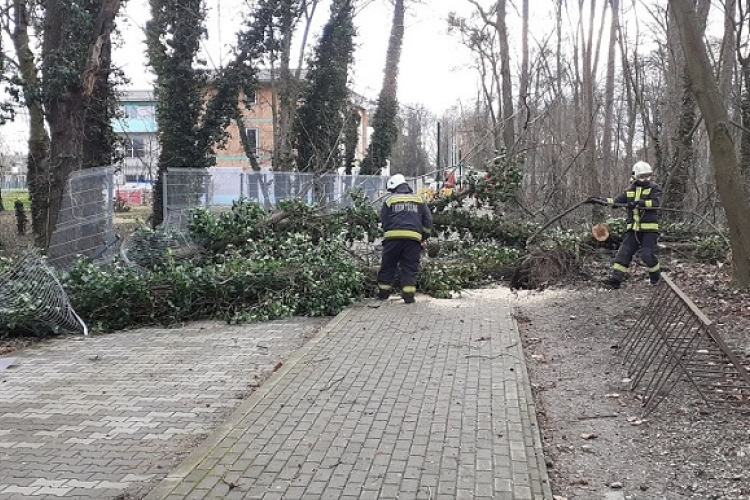 Kéménytűz Csornán, viharkárok a megyében, száznyolcvanhét eseményhez vonultak a tűzoltók