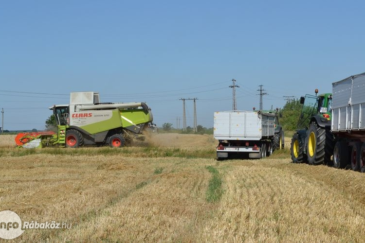Aratás előtti gépszemle Bágyogszováton