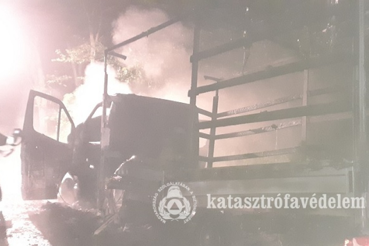 Fertőszentmiklóson 300 szalmabála égett, Rábacsanakon vonattal ütközött egy autó