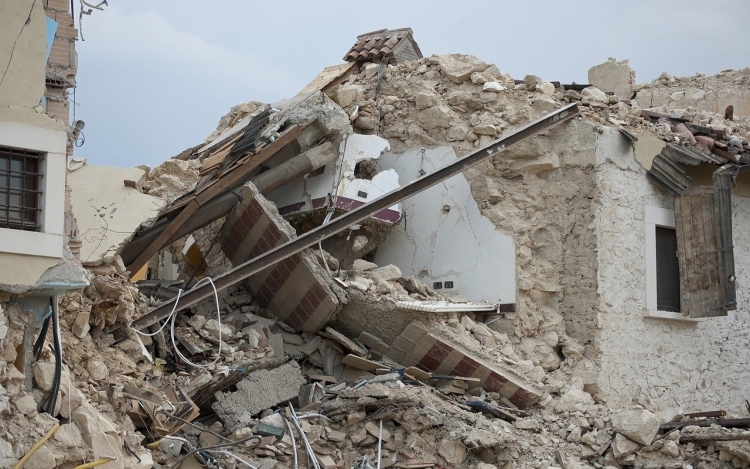 Földrengés volt az iráni-török határnál, halálos áldozatok is vannak