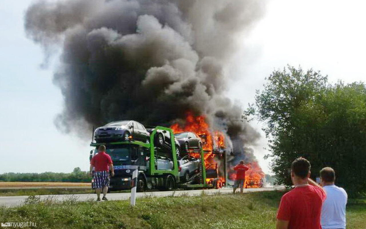 Az összes autó kiégett a traileren Bősárkánynál