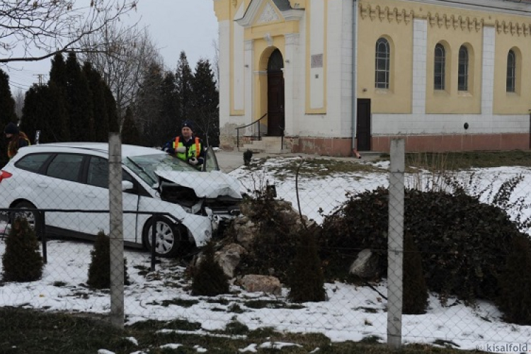 Vádat emelnek a férfi ellen, aki otthagyta a gyerekeket a balesetet szenvedett autóban Enesén