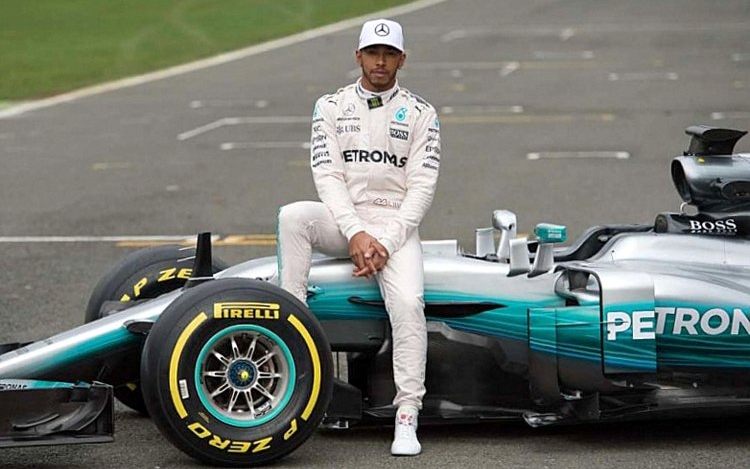 Hamilton és a Mercedes szerződést hosszabbított