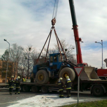 Leesett egy homlokrakodó a szállítóról, hatalmas dugó Csornán