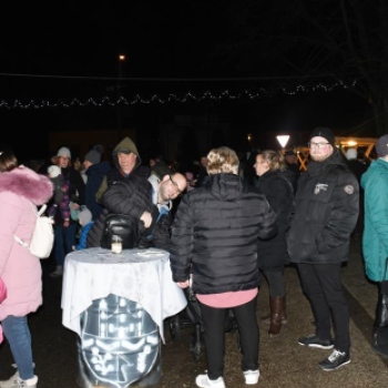 Karácsonyi vásár a szanyi templom melletti vásártéren.