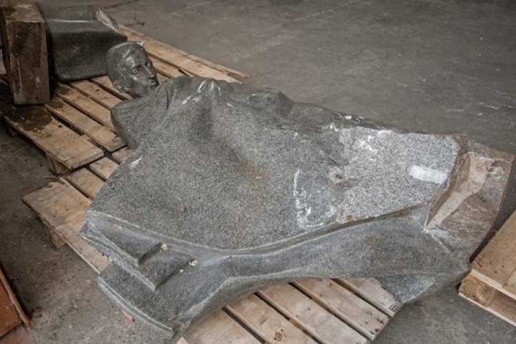 Összetörték a Győr határában álló Radnóti szobrot