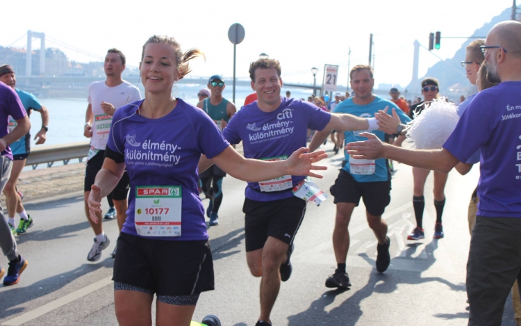 Arany szalagban futnak maratont a jótékony sportolók