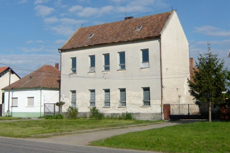 Civileké Bágyogszováton a régi iskola épülete