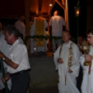 Szentmise és gyertyás körmenet  Szanyban a Szent Anna kápolnánál