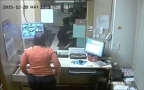 Videó a győri utazási iroda kirablásáról