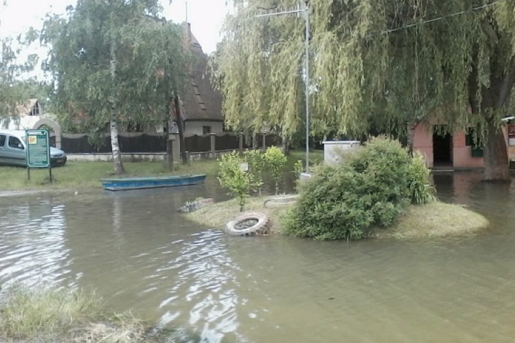 A part szélén lévő házak már vízben állnak a Szigetközben