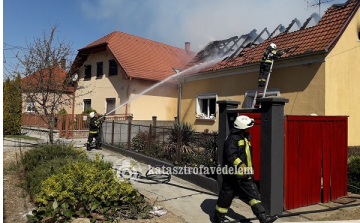 Kapuváron egy családi ház tetőszerkezete égett