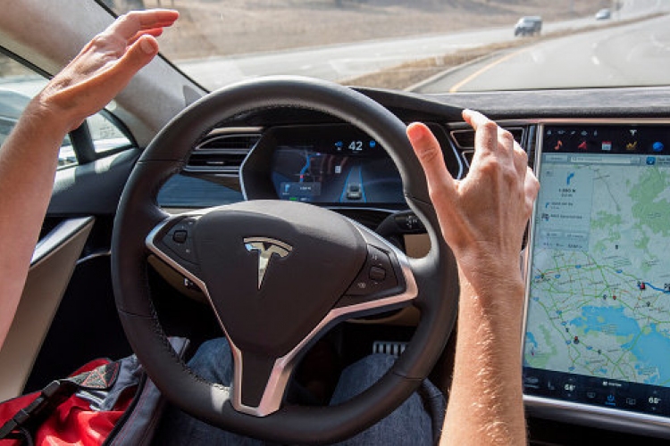 Jövő évtől közlekedhetnek vezető nélküli autók Kaliforniában