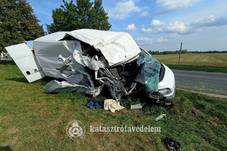 Mentőhelikopter vitte el az M 85-ösről a baleset sérültjét