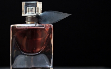 Több tízmillió forint értékben foglalt le hamis parfümöket a NAV