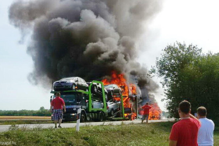 Az összes autó kiégett a traileren Bősárkánynál