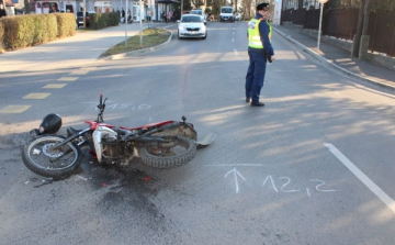 Motorost gázolt egy autó Kapuváron