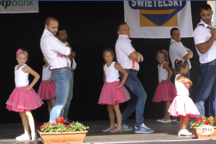 Több mint 830 ezer nézője volt már a bősárkányi apa-lánya táncnak