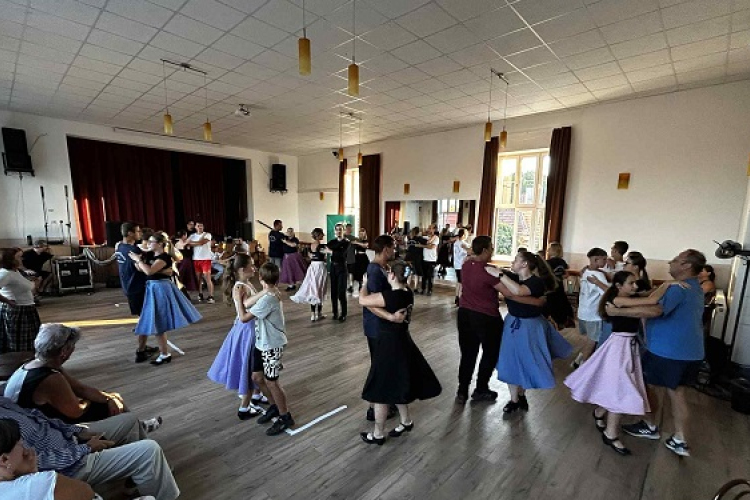 Egyszerre dobbantak a talpak és a szívek