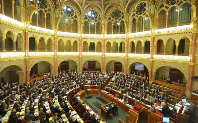 Az illegális bevándorlók őrizetbe vételéről tárgyal a parlamentben