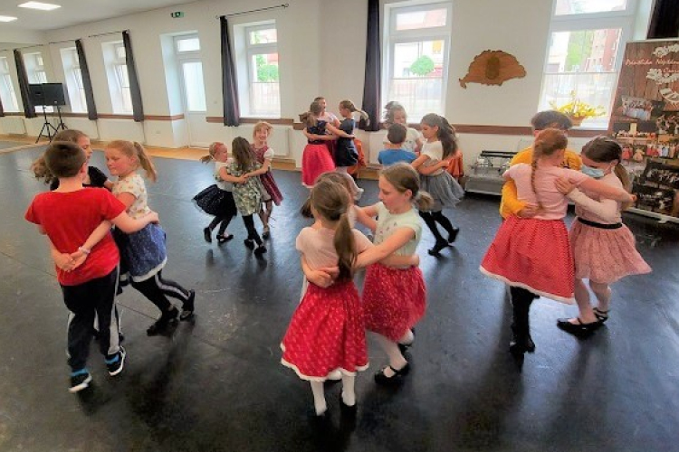 Ismerkedő óra a csornai néptánciskolában