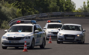 Traktor ütközött a személygépkocsival a 85-ös főút kereszteződésében