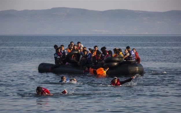Több mint ezer migránst mentettek meg egy nap alatt a Földközi-tengeren