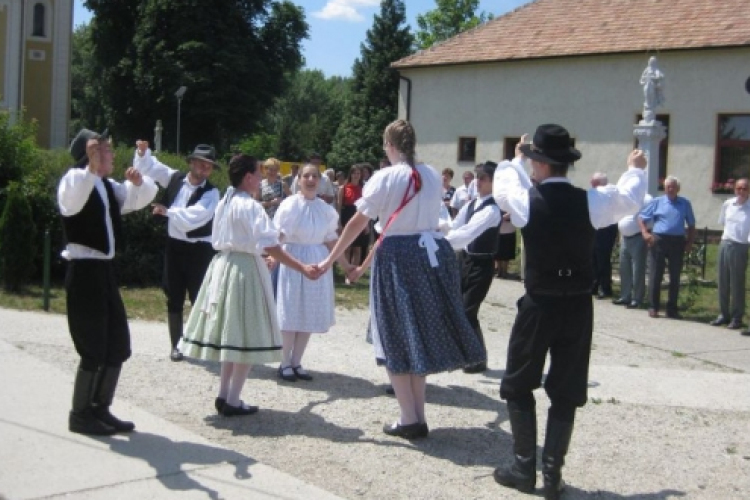 Szent László napi hagyományőrző búcsú Agyagosszergényben