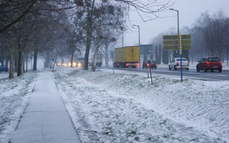 Még mindig vannak lezárt utak a Rábaközben, és sokan vesztegelnek a autópályán