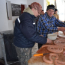 Jótékonysági disznóölés Mihályiban
