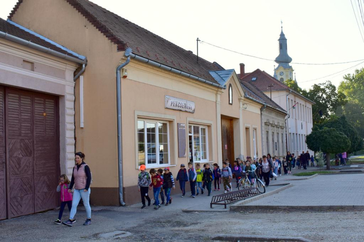 Iskolások zarándoklata Szanyban a Szent Anna Kápolnához