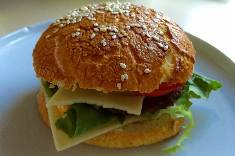 Hamburger saját sütésű gluténmentes zsemlében 