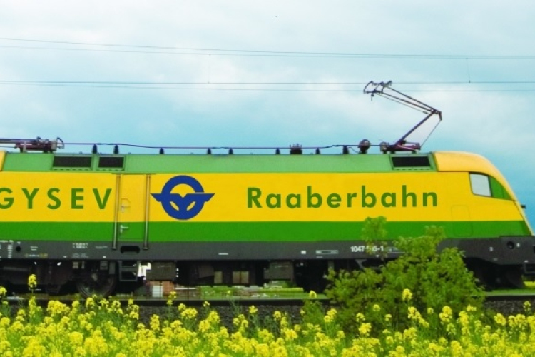 Vágányzár mellett vasúti pályakarbatartási munkák a Győr-Sopron vonalon