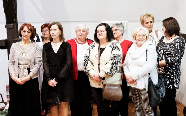 Fehér–arany karácsony kiállítás a csornai könyvtárban