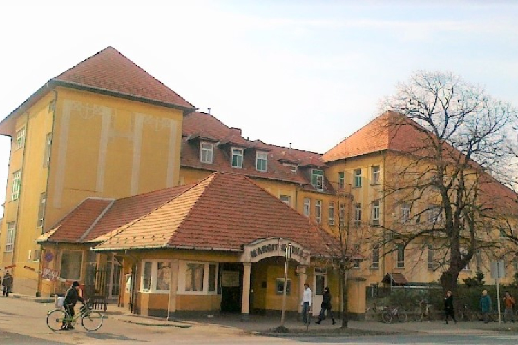 Újra kötelező a maszk viselés Csornán a kórházban