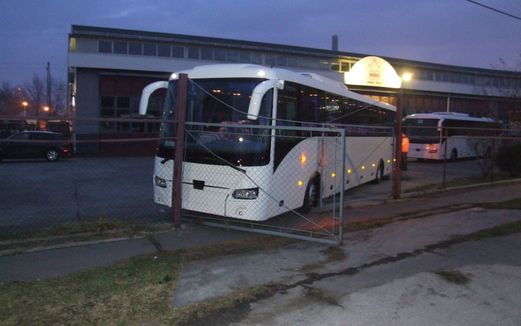 Bezárt kapun keresztül akart kihajtani a lopott busszal