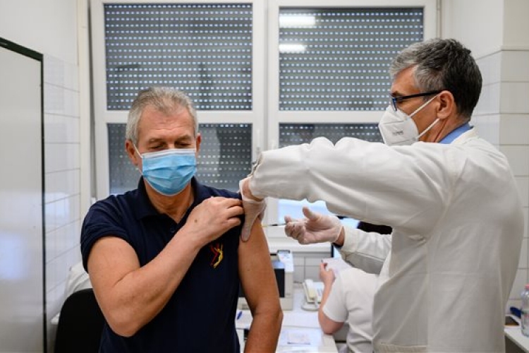 Szlávik: az engedélyezett védőoltások hatékonyak és biztonságosak