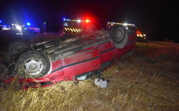 Vélhetően a sofőr ittassága miatt lesodródott az útról, és a tetejére borulva állt meg egy autó Szanynál