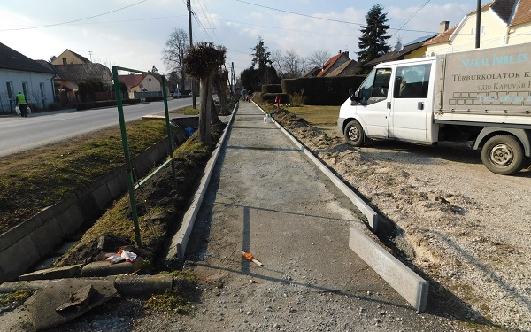 Újabb járdafelújítások Beledben