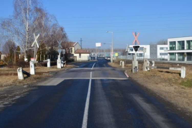 Letörte a vasúti sorompókat és elhajtott