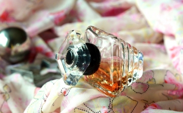 15 millió forint értékű hamis parfüm útját állták Vámosszabadinál